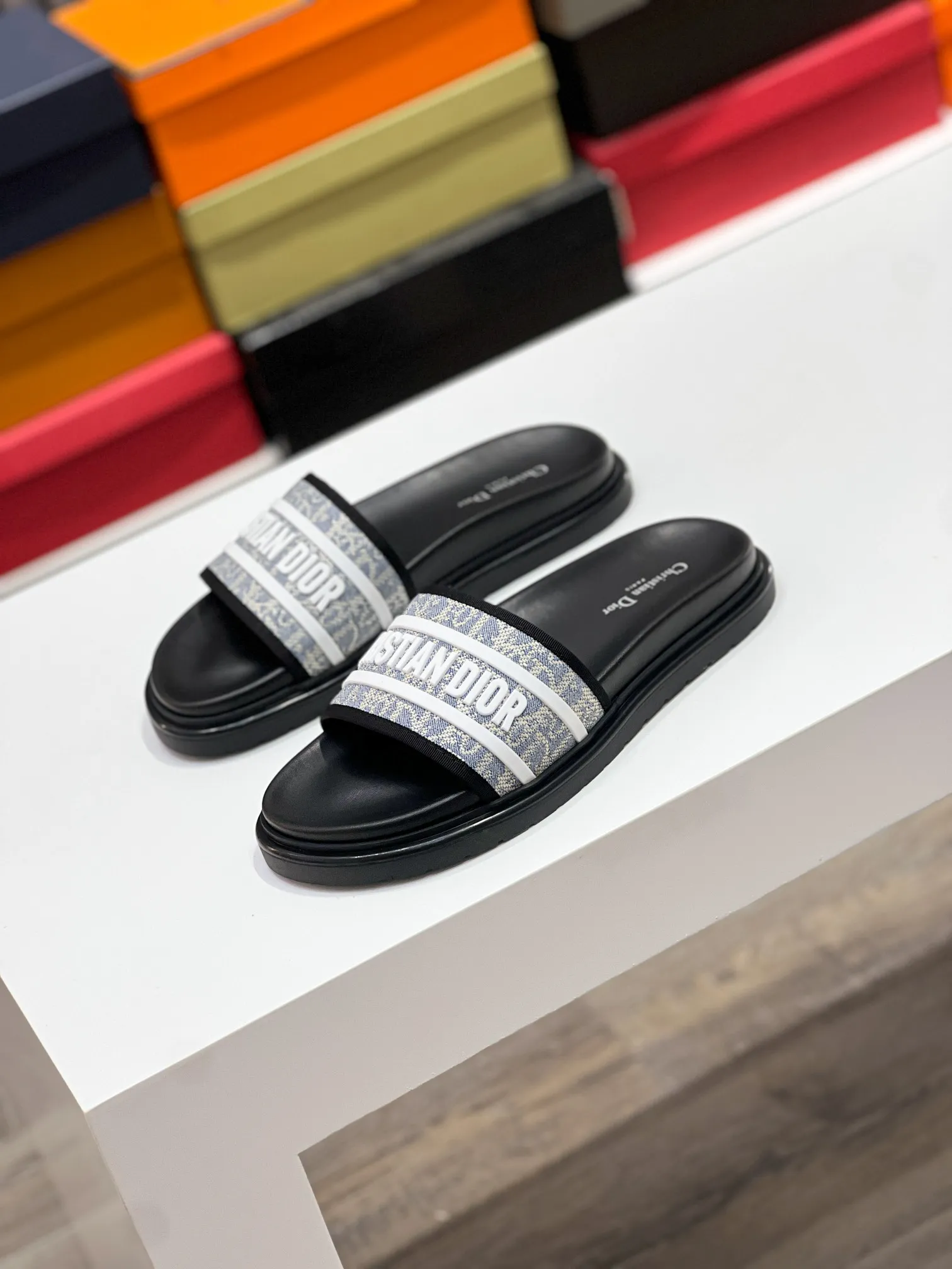 Men's men's shoes💰320【DIOR】🐝🐝Top version. 2024ss Dior’s latest men’s slippers are a must-have. Dior Alias ​​Men's Genuine Leather Slippers This summer new Alias ​​sandal embodies a casual and elegant style. Carefully crafted from grained cow leather and Oblique printed fabric, with cowhide lining! Cross-strap design with metal-clad brass CD Diamond logo. The imported cowhide leather and rubber sole adds sophistication and comfort, while Oblique print-effect anti-slip panels add style. Size39-44 (customized at 38.45)
